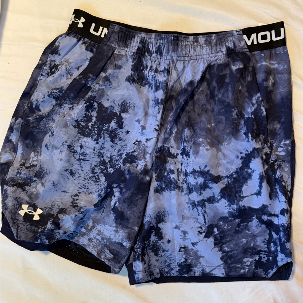 Mens Under Armour 6” Unlined Shorts Size Large - Blue/Purple/Black tie dye